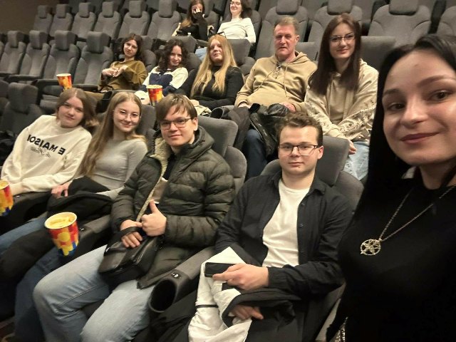 Спільне фото під час перегляду фільму у кінозалі